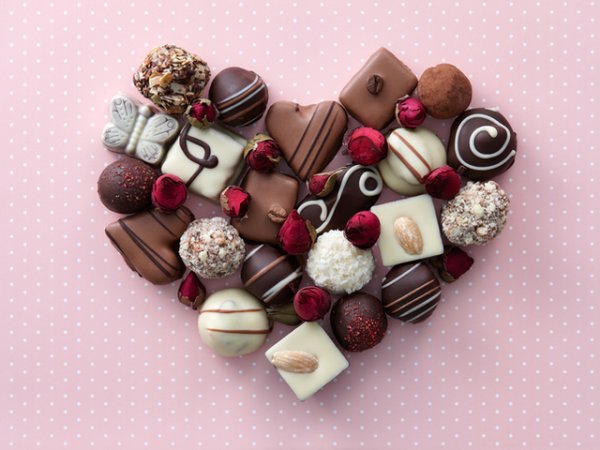 Шоколад
Денят на Свети Валентин не може да мине без качествен шоколад и шоколадови десерти. Какаовите зърна, които са от съществено значение за направата на шоколад. Смята се, че в Европа са въведени през 16 век. Тогава лекари започват да изследват ползите на какаото и установяват, че то е афродизиак, но може и да лекува редица неразположения, включително и запек. Дори големият любовник Казанова се е доверявал на вкуса на шоколада. Тук може да видите няколко чудесни рецепти с шоколад.&nbsp;Снимка: istock