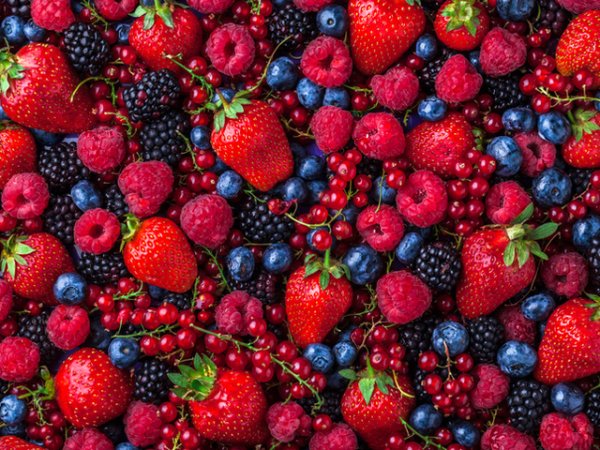 Горски плодове
Консумацията на боровинки, малини, къпини, ягоди, благоприятства здравето на очите. Вкусните плодове са отличен източник на антиоксидантите лутеин и антоцианини, които помагат за защита на деликатните кръвоносни съдове, подобрявайки циркулацията в тази област. Плодовете ни осигуряват и омега-3, витамин С и К, манган, които са важни за красотата на кожата.&nbsp;&nbsp;Снимка: istock