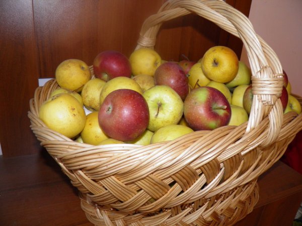 Кошницата с ябълки, поставена на стратегическо място ще ни подсеща по-често да си похапваме ябълки.