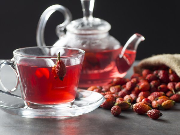 Чай от шипки
Сякаш забравихме да се наслаждаваме на уникалния му леко кисел вкус. Шипките са изключително полезни за нашето здраве. Те са богати на антиоксиданти и други фитонутриенти, които действат противовъзпалително. Чаят приготвен от тях е един от най-богатите на витамин С. Консумацията му ни помага да повишим имунитета си, да намалим стреса, да бъдем енергични. Снимка: istock