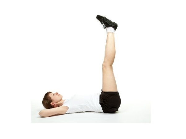 Легнете на пода върху постелка за гимнастика. Повдигнете единия крак, изправете го, а другият нека да остане на пода. Трябва да се получи ъгъл от 90 градуса, като е хубаво да се опитате да не свивате краката в колената. Задръжте за 10 секунди и сменете крака. Направете 3 серии по 10 повторения за всеки крак, като на финала може да изпълните упражнението и с двата крака едновременно.&nbsp;Снимка: istosk