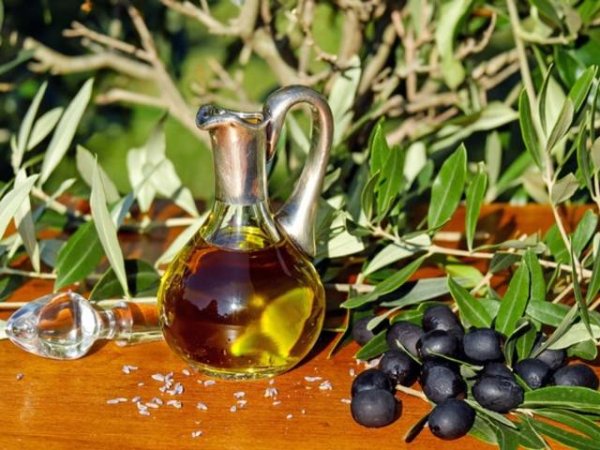 Чаят/екстрактът от маслинови листа спомага за намаляване на високото кръвно налягане при хипертоници. Също така благоприятства здравето на сърцето, подобрявайки кръвния поток и по този начин помага да се регулира сърдечният ритъм. Регулира и нивата на холестерола. Снимка: pexels