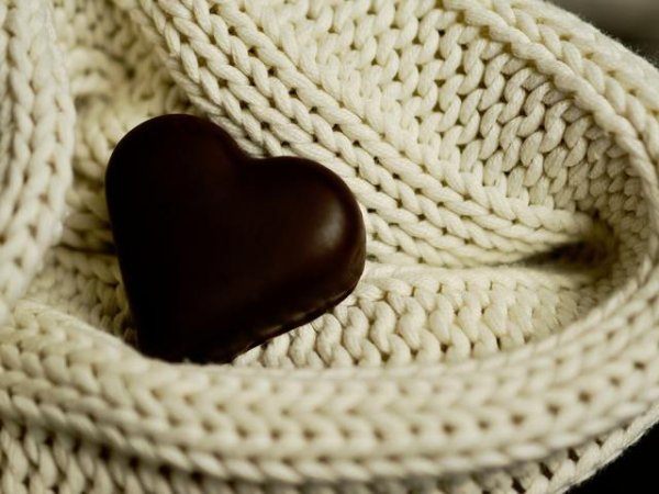 Черен шоколад
Тъмният шоколад, който съдържа повече от 70% какао ни осигурява полезни растителни съединения, известни като полифеноли.&nbsp;Някои проучвания показват, че антиоксидантните и противовъзпалителни ефекти на тези полифеноли могат да спомогнат за подобряване здравето на сърцето. Ако ви се дояде нещо сладко хапнете 1-2 блокчета шоколад. Него може да го замените с натурално какао в комбинация с натурално кисело мляко. Това също ще залъже глада ви за сладкиши.&nbsp;&nbsp;Снимка: pixabay