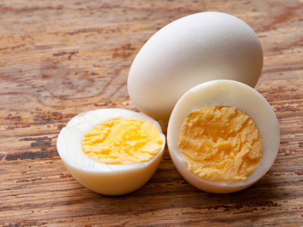 Твърдо сварени яйца&nbsp;Без значение дали варените яйца са с черупка или не, не е добра идея да ги слагате в микровълновата. При термична обработка в микровълновата в яйцата се натрупва огромно количество пара, което може да ги превърне в нещо като тенджера под налягане. Яйцето може да експлодира, да се пръсне из цялата вътрешност на микровълновата, дори да я повреди. Снимка: istock