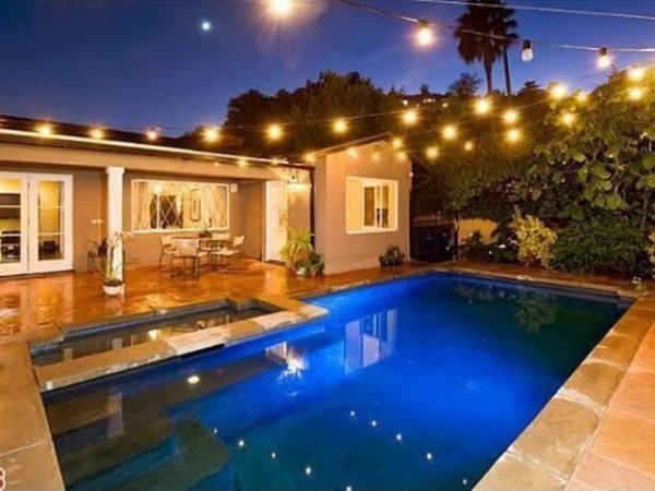 Кристина Ричи
Бившият дом на Кристина Ричи е едноетажно бунгало, намиращо се в Лос Анджелис. В скромния по размери дом ще откриете едва две спални, но пък три бани. Макар къщата да не впечатлява с размери, за сметка на това в двора си актрисата има чуден басейн.Снимка: Trulia