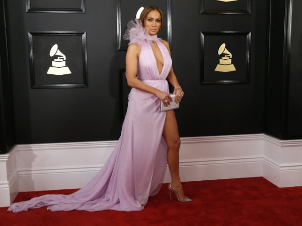 Дженифър Лопес впечатли със сексапилна рокля с доста висока цепка. Снимка: Reuters