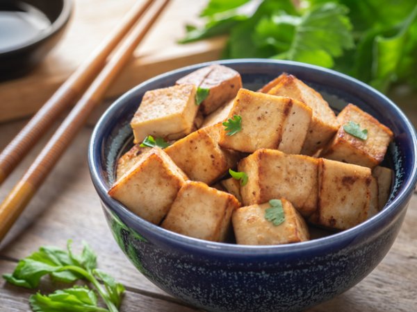 Тофу&nbsp;Тофу е популярен заместител на месото. То е много любима храна на вегетарианците. Източник е на протеини и здравословни мазнини, включително омега-6. Снимка: istock