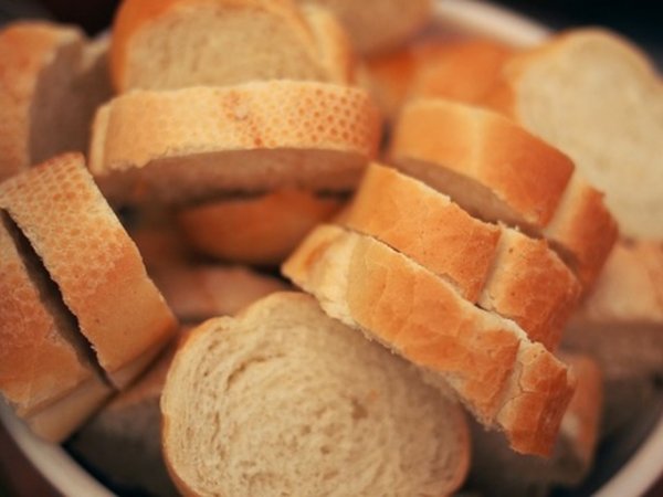 Бял хляб
Белият хляб и оризът са храни с висок гликемичен индекс, което означава, че тялото ви бързо ги усвоява, но също толкова бързо се изчерпва и енергията от тях. От друга страна кафявият ориз, пълнозърнестият хляб, отнемат по-дълго време за усвояване, спадат към групата на здравословните въглехидрати, тъй като не предизвикват резки покачвания на кръвната захар и инсулина. В резултат енергийните ви нива са балансирани.&nbsp;снимка: pixabay